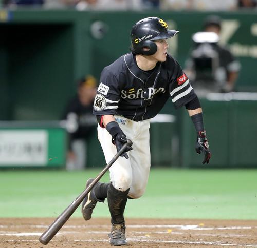 日本ハム対ソフトバンク 4回表ソフトバンク2死、一、二塁、牧原は中前適時打を放つ(撮影・佐藤翔太)