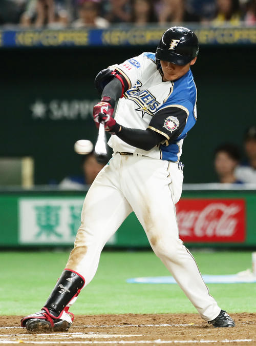 日本ハム対ソフトバンク 6回裏日本ハム1死一、二塁、右越え3点本塁打を放つ清宮(撮影・足立雅史)