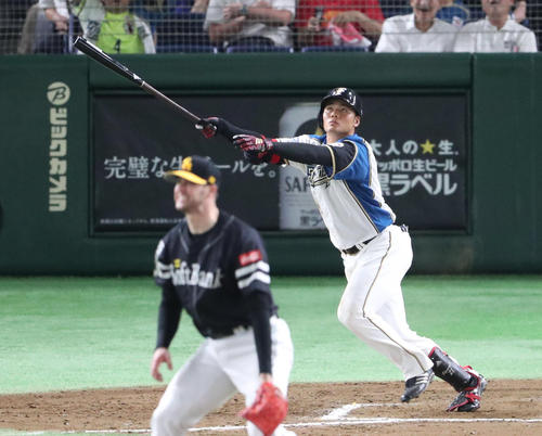日本ハム対ソフトバンク 6回裏日本ハム1死一、二塁、清宮は右越え3点本塁打を放つ(撮影・林敏行)