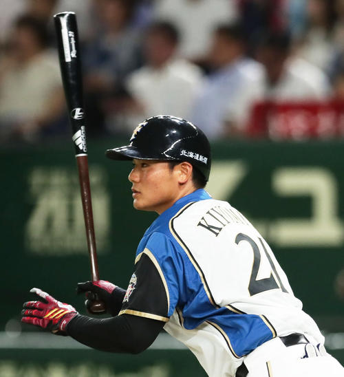 日本ハム対ソフトバンク 4回裏日本ハム無死、中前打を放つ清宮(撮影・足立雅史)