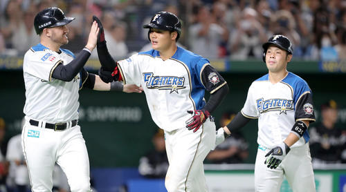 日本ハム対ソフトバンク 6回裏日本ハム1死、一、二塁、清宮は逆転となる右越え3点本塁打を放ち、レアード(左)と近藤(右奥)に出迎えられる(撮影・佐藤翔太)