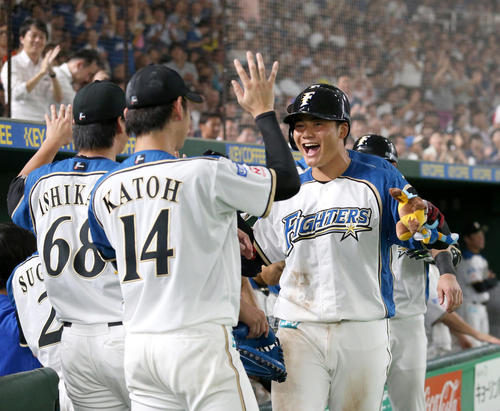 日本ハム対ソフトバンク 6回裏日本ハム1死、一、二塁、逆転となる右越え3点本塁打を放ち、キヨダンスを披露する清宮(撮影・佐藤翔太)
