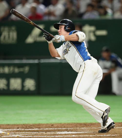 日本ハム対ソフトバンク 6回裏日本ハム2死、左越え本塁打を放つ渡辺(撮影・足立雅史)
