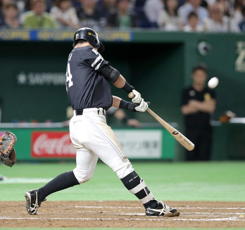 日本ハム対ソフトバンク 8回表ソフトバンク無死、一、三塁、長谷川勇は左犠飛を放つ(撮影・佐藤翔太)