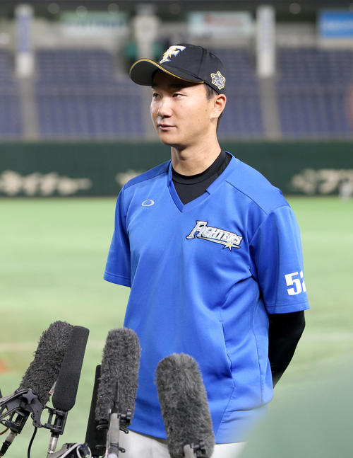 日本ハム対ソフトバンク 囲み取材を受ける日本ハム宮台(撮影・佐藤翔太)