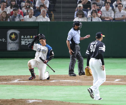 日本ハム対ソフトバンク 8回裏日本ハム2死、清宮は空振り三振に倒れる(撮影・林敏行)