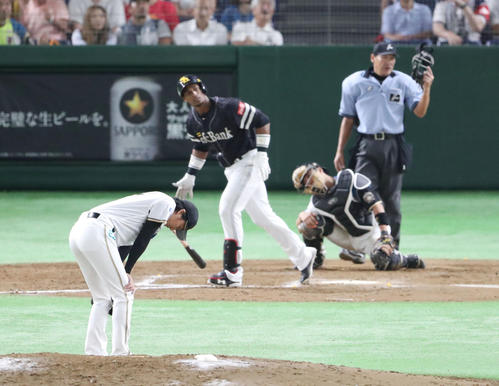 日本ハム対ソフトバンク 9回表ソフトバンク1死二塁、グラシアルに逆転の左越え2点本塁打を浴びる浦野(撮影・林敏行)