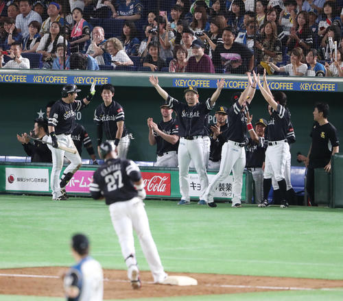 日本ハム対ソフトバンク 9回表ソフトバンク1死二塁、グラシアルが逆転の左越え2点本塁打を決め、わく選手たち(撮影・林敏行)