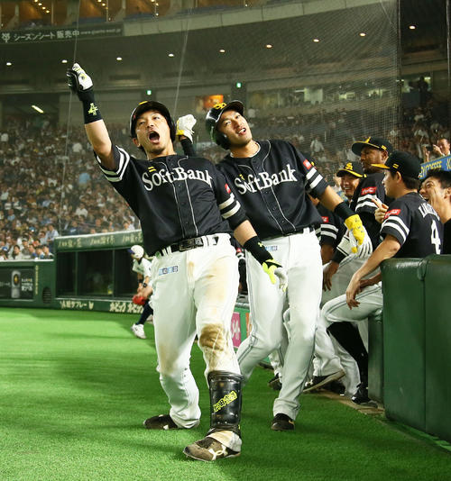 9回表ソフトバンク1死二塁、松田宣(左)は左越え2点本塁打を放ち柳田と「熱男」ポーズを決める(撮影・足立雅史)