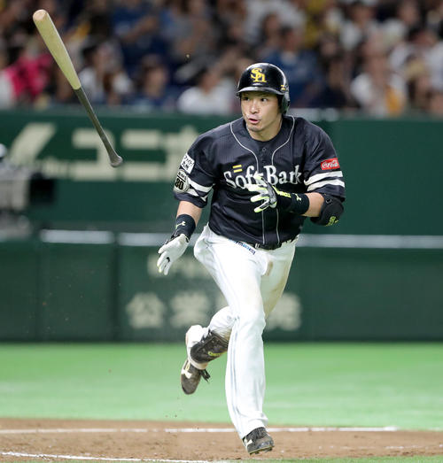 日本ハム対ソフトバンク 9回表ソフトバンク1死、二塁、松田宣は左越え2点本塁打を放つ(撮影・佐藤翔太)