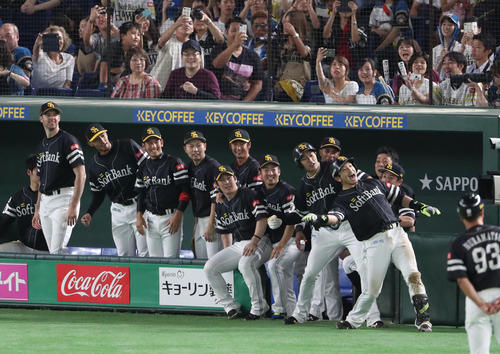 日本ハム対ソフトバンク 9回表ソフトバンク1死二塁、松田は左越え2点本塁打を決め、ポーズを決める(撮影・林敏行)