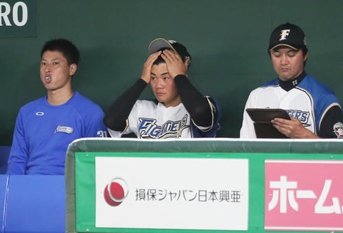 日本ハム対ソフトバンク 9回逆転を許しベンチで頭を抱える日本ハム清宮(中央)(撮影・足立雅史)