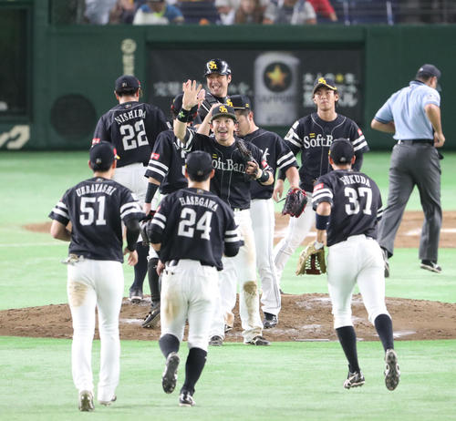 日本ハム対ソフトバンク 日本ハムに逆転勝ちし、喜び合うソフトバンクの選手たち(撮影・林敏行)