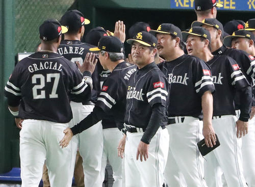 日本ハム対ソフトバンク 日本ハムに逆転勝ちをおさめ、満足そうな表情を見せるソフトバンク工藤監督(撮影・林敏行)