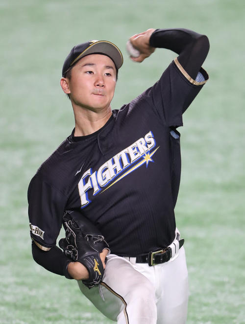試合前にキャッチボールで調整する日本ハム宮台(撮影・林敏行)