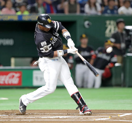 日本ハム対ソフトバンク 1回表ソフトバンク無死、一、三塁、グラシアルは左越え3点本塁打を放つ(撮影・佐藤翔太)