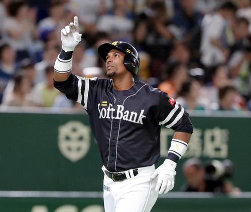 日本ハム対ソフトバンク 1回表ソフトバンク無死、一、三塁、左越え3点本塁打を放ち、ポーズをとるグラシアル(撮影・佐藤翔太)