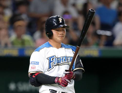 日本ハム対ソフトバンク 1回裏日本ハム2死、一、三塁、三振に終わり悔しそうな表情を見せる清宮(撮影・佐藤翔太)