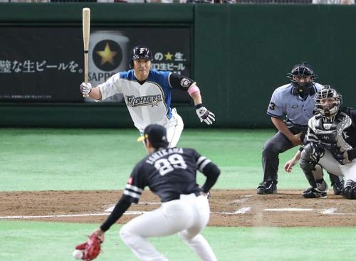 日本ハム対ソフトバンク 6回裏日本ハム2死一、三塁、田中賢は投手強襲の同点適時打を放つ(撮影・林敏行)