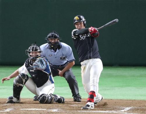 日本ハム対ソフトバンク 8回表ソフトバンク2死一、二塁、今宮は勝ち越しの中越え適時二塁打を放つ(撮影・林敏行)