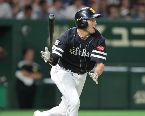 日本ハム対ソフトバンク 8回表ソフトバンク2死一、二塁、柳田は適時二塁打を放つ(撮影・佐藤翔太)