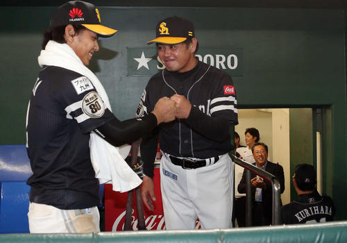 日本ハム対ソフトバンク 試合後、今宮(左)とグータッチをかわす工藤監督(撮影・狩俣裕三)