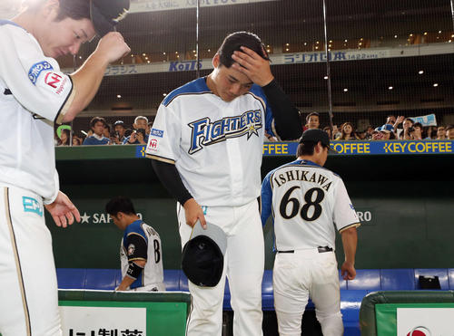 日本ハム対ソフトバンク 試合後、悔しそうな表情で引き揚げる清宮(中央)(撮影・狩俣裕三)