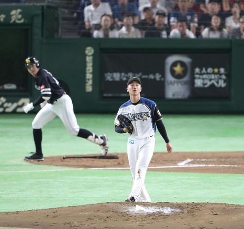 2回表ソフトバンク2死一塁、西田に中越え適時二塁打を許す宮台(撮影・林敏行)