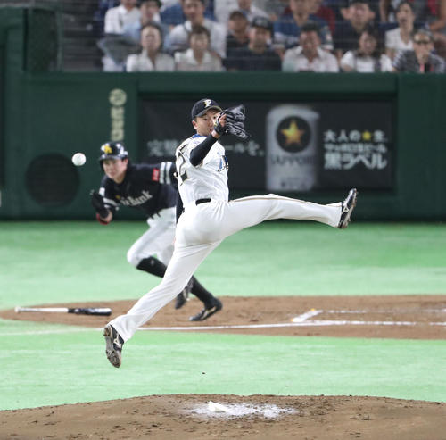 2回表ソフトバンク2死二塁、牧原に投手強襲の中前適時打を許す宮台(撮影・林敏行)