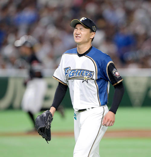 先制を許し悔しそうな表情でベンチに戻る日本ハム宮台(撮影・佐藤翔太)