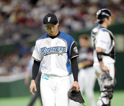 日本ハム対ソフトバンク 5回表、途中降板する日本ハム宮台(撮影・佐藤翔太)