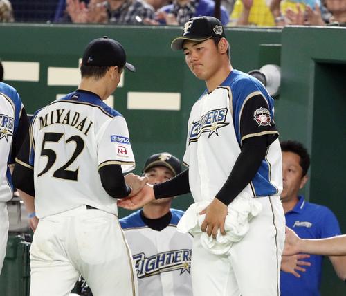 日本ハム対ソフトバンク 5回表途中、降板する宮台(左)を厳しい表情で迎える清宮(撮影・狩俣裕三)