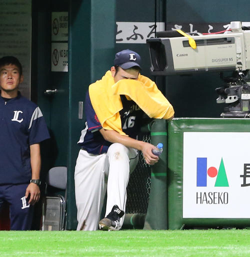 先発した菊池雄星は8回を投げ終わりベンチで汗をぬぐう（撮影・梅根麻紀）