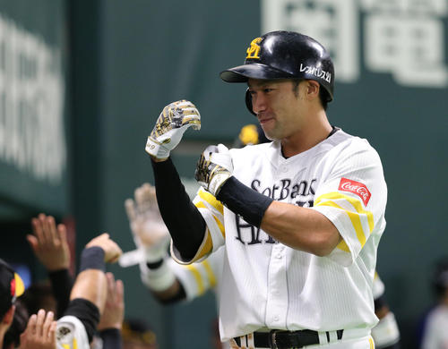 3回裏ソフトバンク1死一塁、柳田は勝ち越し2点本塁打を放ちベンチ前でポーズを決める（撮影・梅根麻紀）