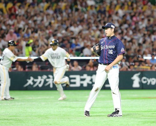 3回裏ソフトバンク1死一塁、柳田に勝ち越し2点本塁打を浴びた菊池はガックリ（撮影・梅根麻紀）