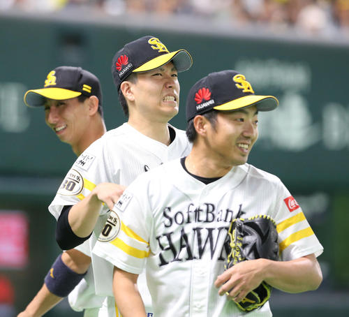 千賀滉大はきっちり抑えた嘉弥真新也（手前）とハイタッチ。強く叩かれ痛そうな表情（撮影・梅根麻紀）