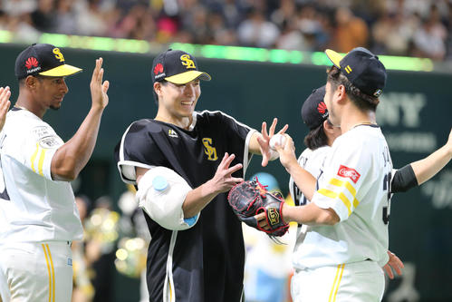 10勝目を飾った千賀は森（右）からウイニングボールを渡され笑顔を見せる（撮影・梅根麻紀）