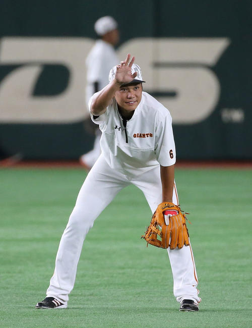 巨人対阪神　出場選手登録されてチームに合流した巨人の坂本勇（撮影・丹羽敏通）