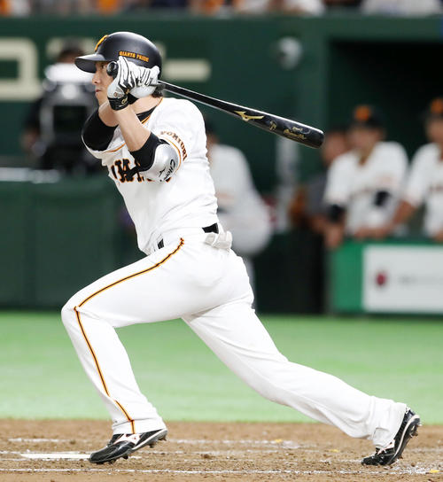 巨人対阪神　4回裏巨人無死二、三塁、長野は左翼越え適時二塁打を放つ（撮影・加藤哉）