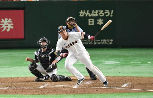 巨人対阪神　5回裏巨人1死三塁、岡本は左前に適時打を放つ。投手岡本（撮影・山崎安昭）