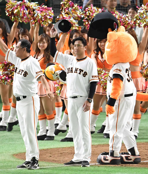 巨人対阪神　勝利した巨人高橋監督（右）は村田ヘッドコーチと並んで歓声に応える（撮影・山崎安昭）