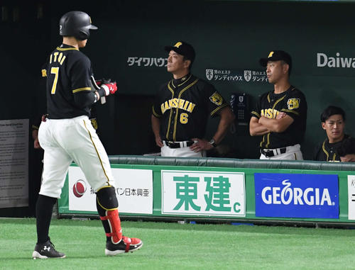 巨人対阪神　9回表阪神無死、金本監督（左から2人目）は糸井（左）が凡退して浮かない表情を見せる（撮影・山崎安昭）