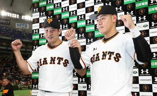 巨人対阪神　お立ち台でポーズを決める完封勝利の菅野と先制本塁打の岡本（撮影・丹羽敏通）