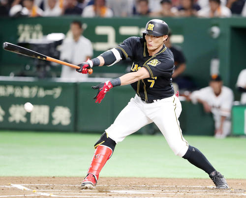巨人対阪神　1回表阪神2死一塁、糸井は遊ゴロ内野安打を放つ（撮影・加藤哉）