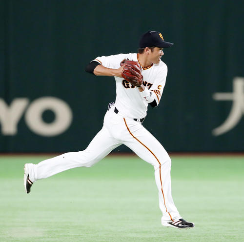 巨人対阪神　1回表阪神2死一塁、坂本は糸井の打球を捕球し一塁へ送球する（撮影・加藤哉）
