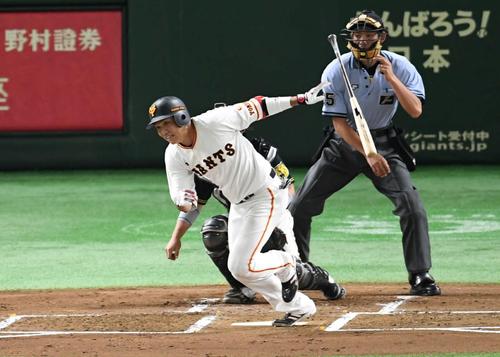 巨人対阪神　1回裏巨人無死、坂本勇は右前打を放つ。投手小野（撮影・山崎安昭）