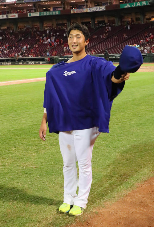広島対中日　ファンの声援に応える藤嶋（撮影・宮崎幸一）