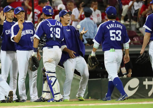 広島対中日　飛んできた勝利球を受け取る藤嶋（撮影・宮崎幸一）