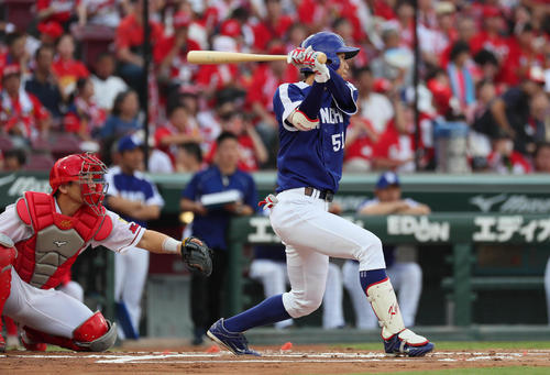 広島対中日　1回表中日無死三塁、京田陽太は先制中犠飛を放つ（撮影・宮崎幸一）＝2018年8月26日、マツダスタジアム