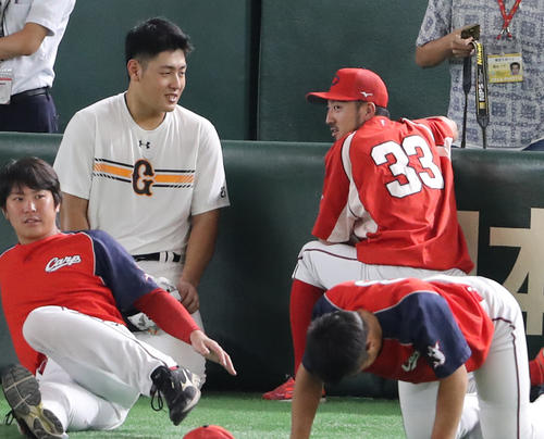 巨人対広島　試合前に話をする巨人岡本（左）と広島菊池（撮影・野上伸悟）
